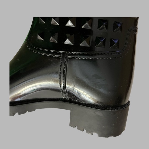 Valentino Garavani Rockstud Short Rain
Boots Size 6 with box & dust bag, - Picture 8 of 12